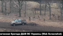 Скриншот с видео о пленении российских военных украинскими военнослужащими 79-й отдельной десантно-штурмовой Таврической бригады ДШВ ВС Украины