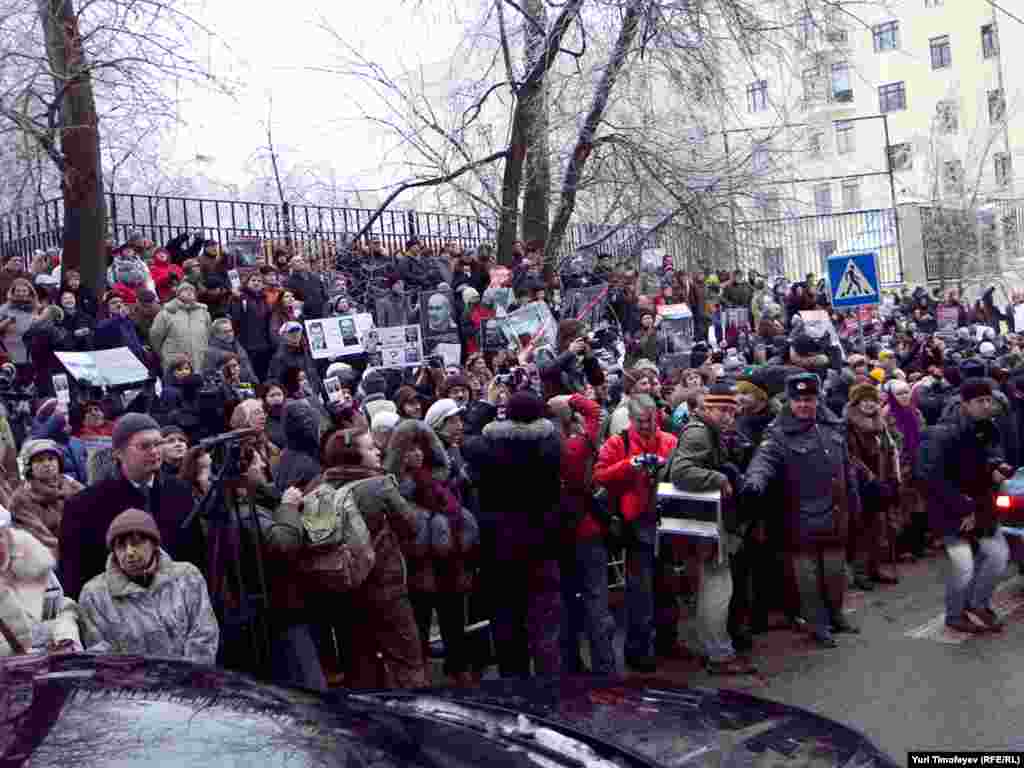 Участники митинга в поддержку Ходорковского и Лебедева