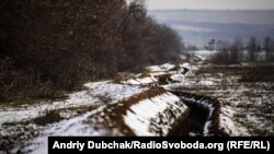 Линия окопов между позициями украинских военных под Попасной